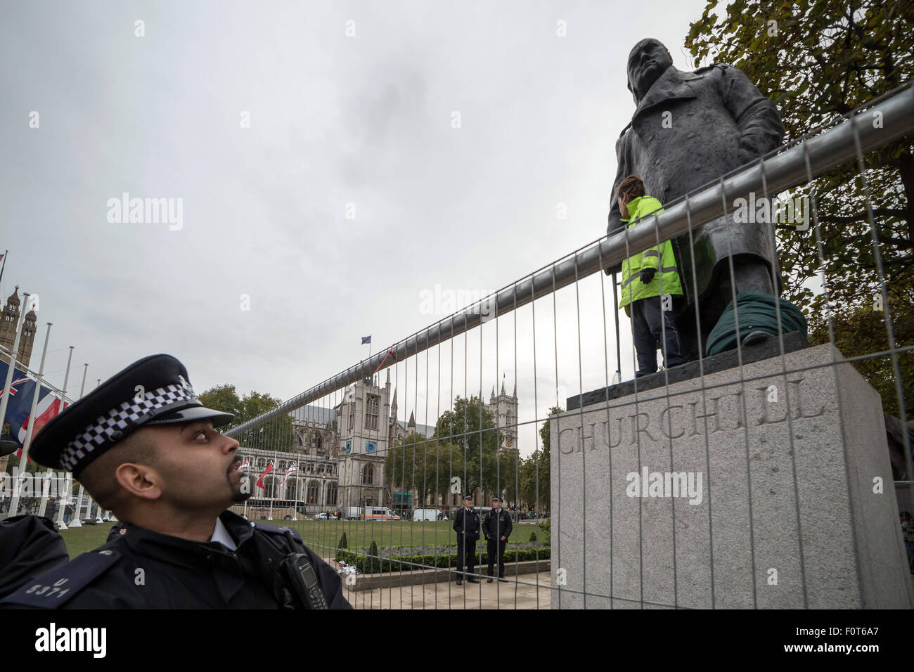 Londra, Regno Unito. 22 ott 2014. Immagini di file: Daniel Baker (noto anche come Danny Freeman) attualmente (20 agosto 2015) in prova a Westminster Magistrates Court in seguito alla sua occupazione di Winston Churchill statua in piazza del Parlamento in ottobre 2014 Credit: Guy Corbishley/Alamy Live News Foto Stock