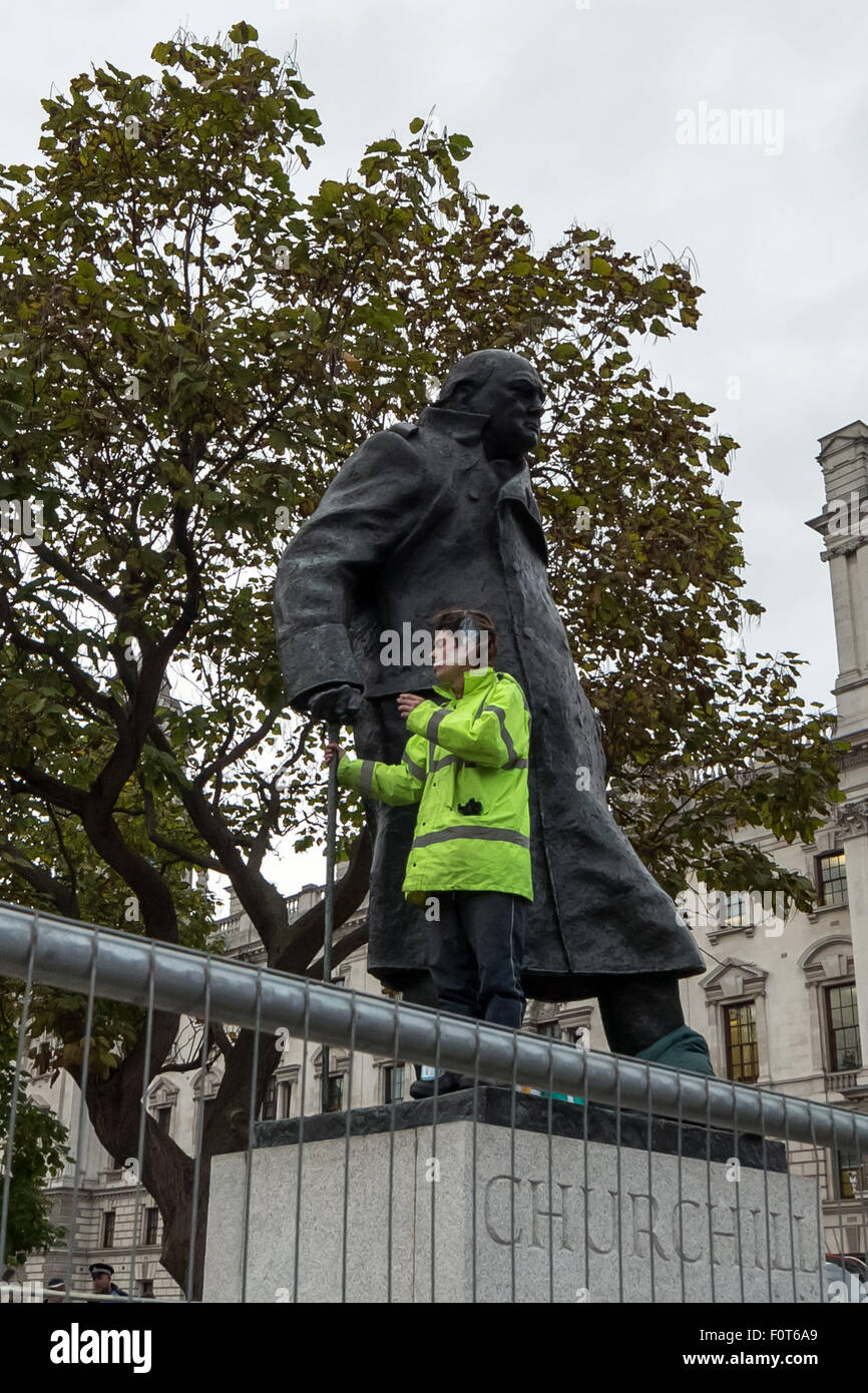 Londra, Regno Unito. 22 ott 2014. Immagini di file: Daniel Baker (noto anche come Danny Freeman) attualmente (20 agosto 2015) in prova a Westminster Magistrates Court in seguito alla sua occupazione di Winston Churchill statua in piazza del Parlamento in ottobre 2014 Credit: Guy Corbishley/Alamy Live News Foto Stock