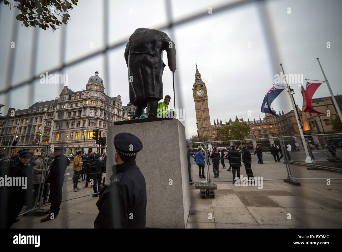 Londra, Regno Unito. 22 ott 2014. Immagini di file: Daniel Baker (noto anche come Danny Freeman) attualmente (20 agosto 2015) in prova a Westminster Magistrates Court in seguito alla sua occupazione di Winston Churchill statua in piazza del Parlamento in ottobre 2014 Credit: Guy Corbishley/Alamy Live News Foto Stock