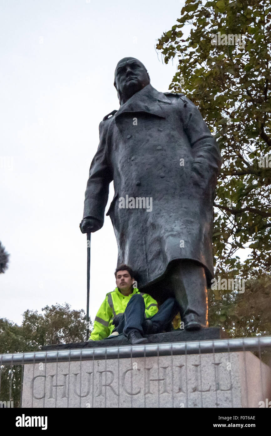 Londra, Regno Unito. 22 ott 2014. Immagini di file: Daniel Baker (noto anche come Danny Freeman) attualmente (20 agosto 2015) in prova a Westminster Magistrates Court in seguito alla sua occupazione di Winston Churchill statua in piazza del Parlamento in ottobre 2014 Credit: Guy Corbishley/Alamy Live News Foto Stock