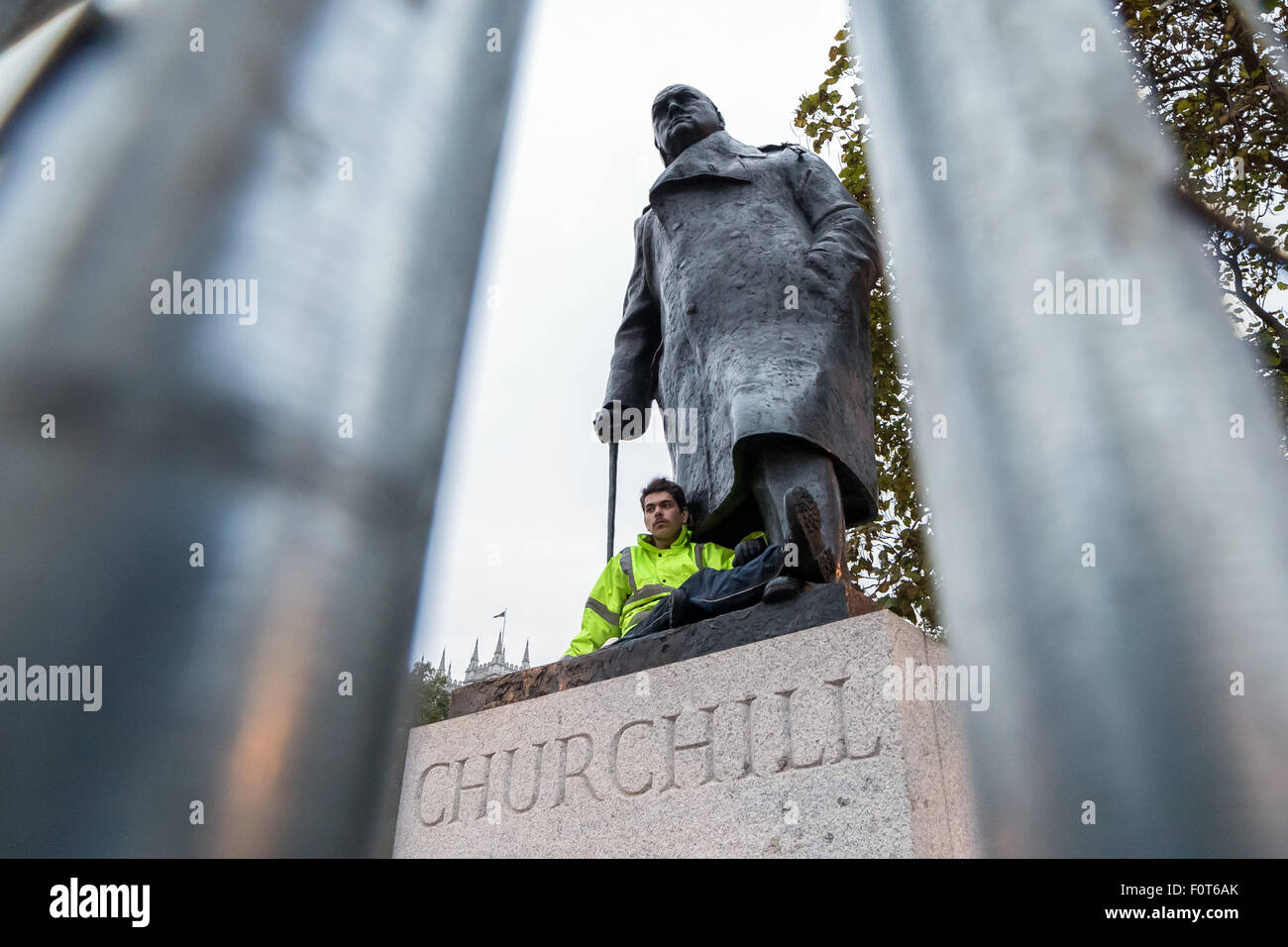 Londra, Regno Unito. 22 ott 2014. Immagini di file: Daniel Baker (noto anche come Danny Freeman) attualmente (20 agosto 2015) in prova a Westminster Magistrates Court in seguito alla sua occupazione di Winston Churchill statua in piazza del Parlamento in ottobre 2014 Credit: Guy Corbishley/Alamy Live News Foto Stock