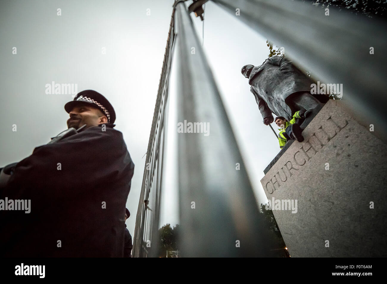 Londra, Regno Unito. 22 ott 2014. Immagini di file: Daniel Baker (noto anche come Danny Freeman) attualmente (20 agosto 2015) in prova a Westminster Magistrates Court in seguito alla sua occupazione di Winston Churchill statua in piazza del Parlamento in ottobre 2014 Credit: Guy Corbishley/Alamy Live News Foto Stock