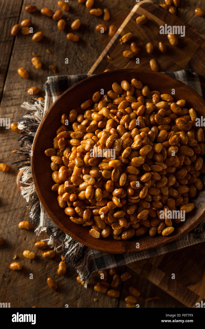 Fatti in casa a base di soia salata dadi in una ciotola Foto Stock