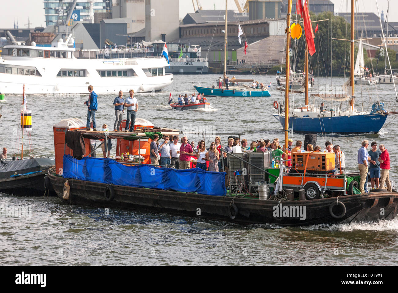 Un primitivo festa improvvisata nave, barca vela Amsterdam 2015 Foto Stock