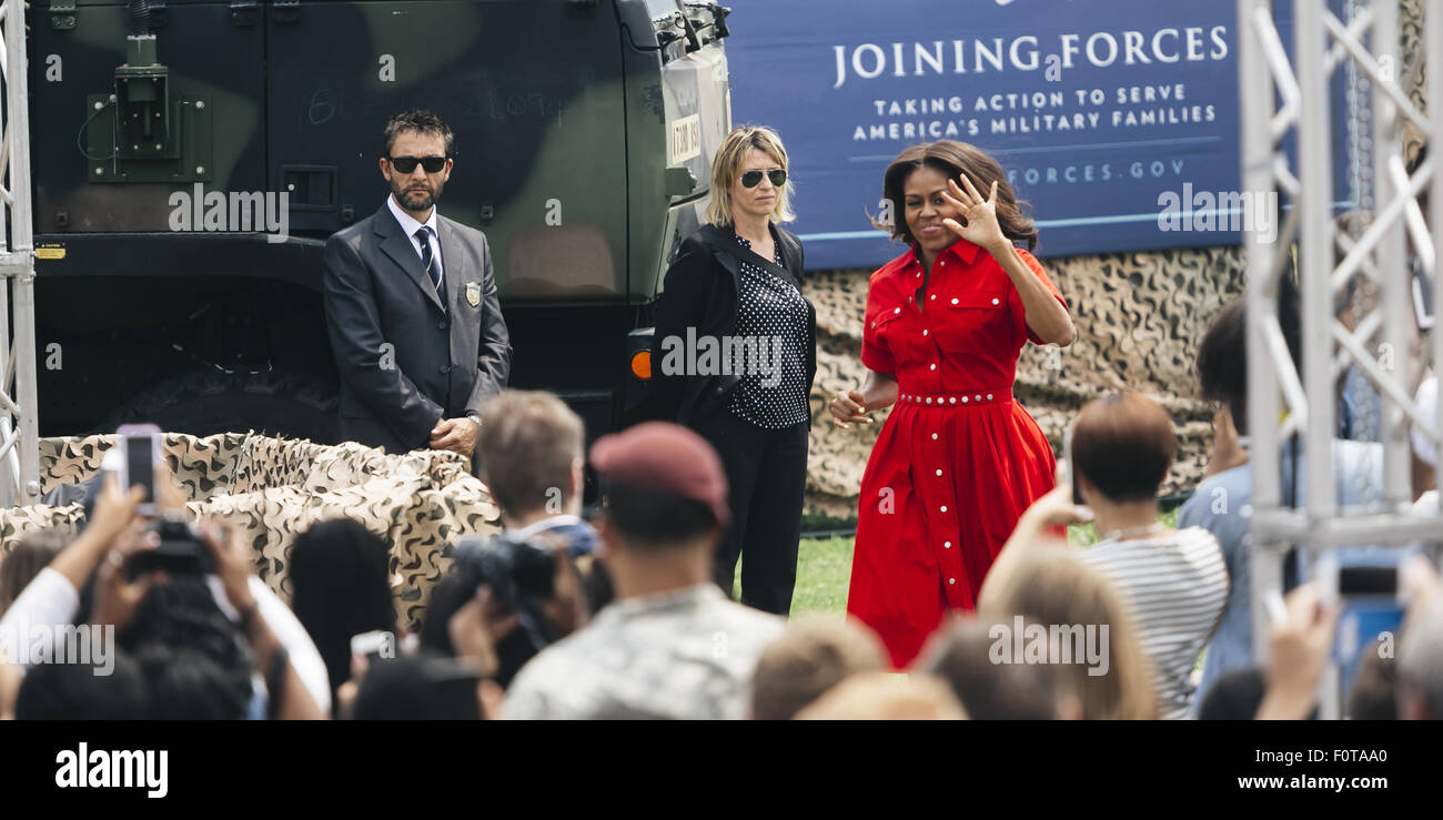 La First Lady degli Stati Uniti Michelle Obama affronta la folla Villaggio Camp Ederle durante un tour dell'Italia con: Michelle Obama dove: Venezia, Italia Quando: 19 giu 2015 C Foto Stock