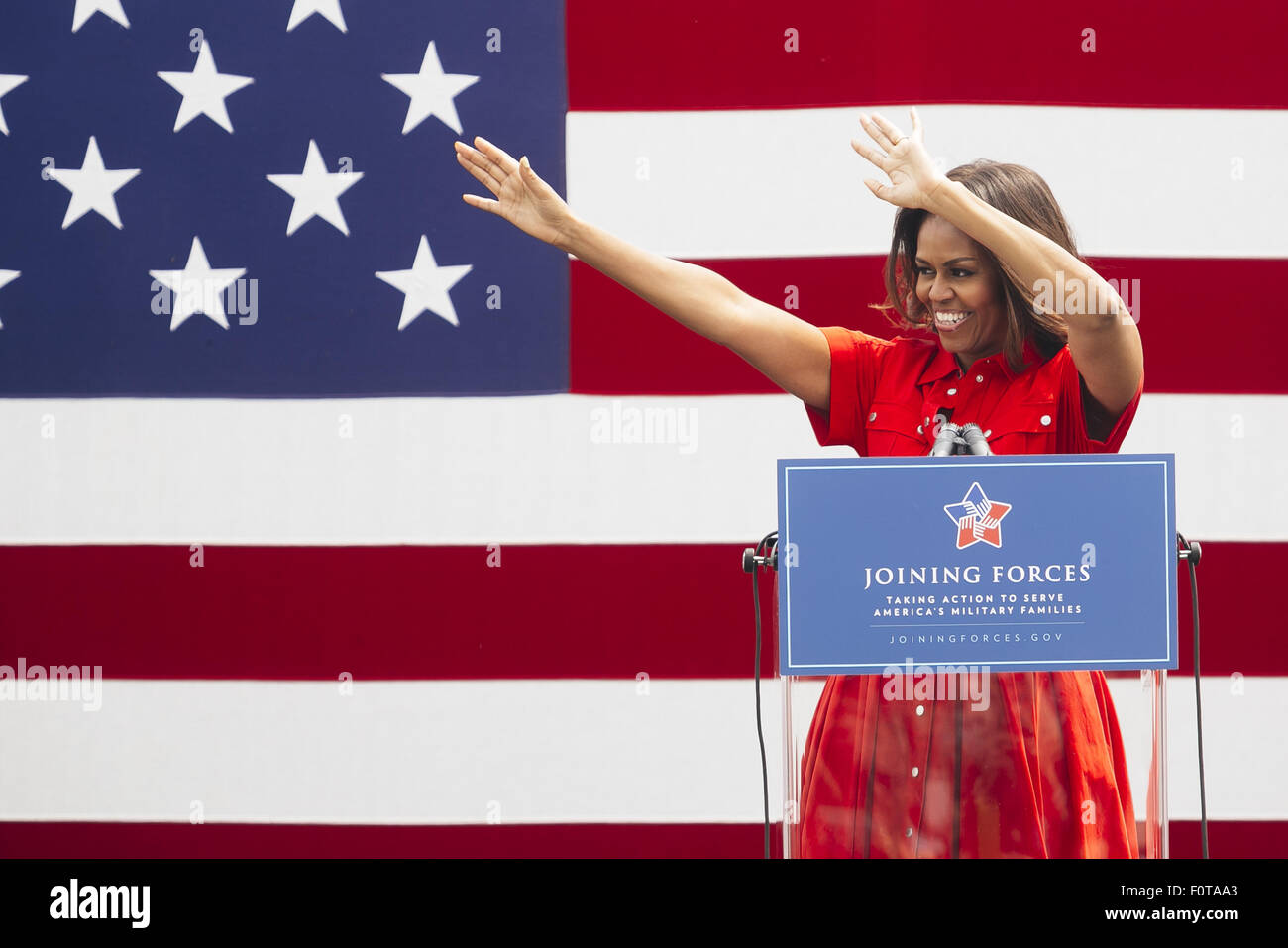 La First Lady degli Stati Uniti Michelle Obama affronta la folla Villaggio Camp Ederle durante un tour dell'Italia con: Michelle Obama dove: Venezia, Italia Quando: 19 giu 2015 C Foto Stock