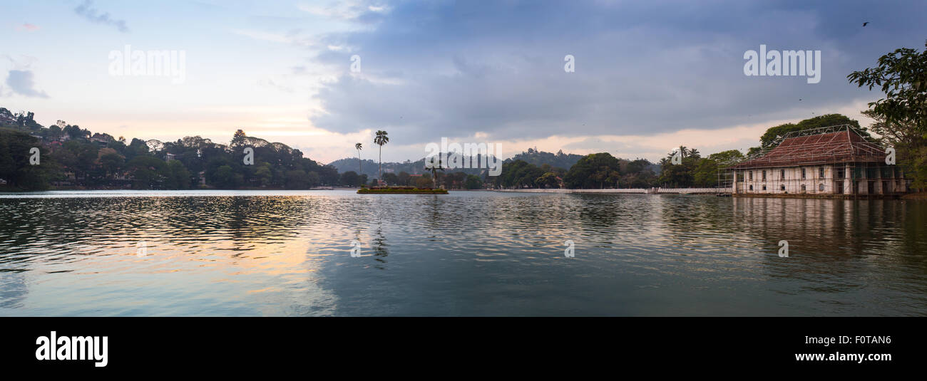 Pang ung , riflessione di pino in un lago Foto Stock