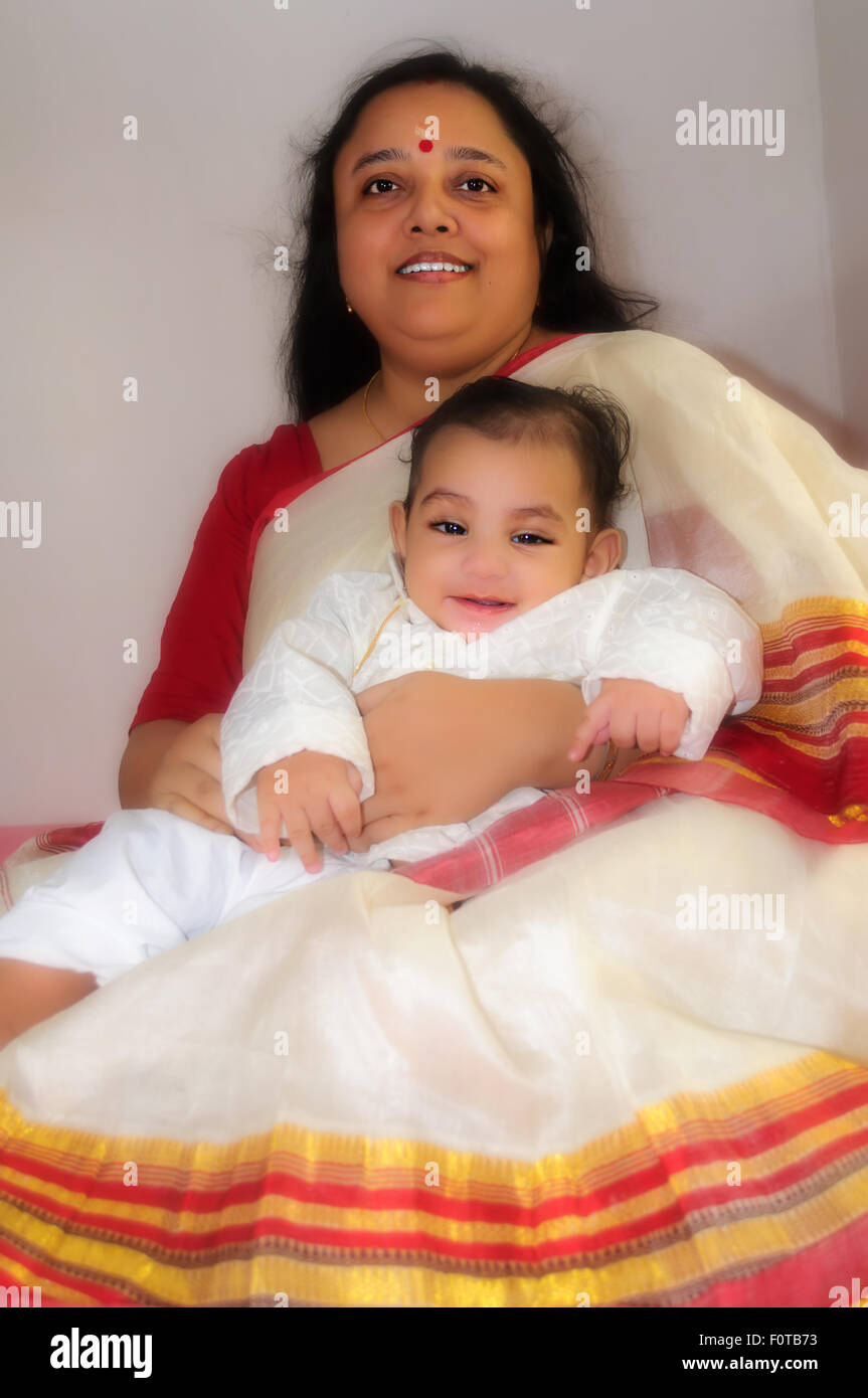 Ritratto di una famiglia felice, Bengali madre con dolci poco figlio affetto di condivisione, di gioie e di felicità con spazio di copia Foto Stock