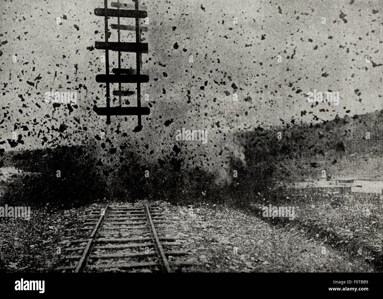 Tedeschi che soffia su ferrovie belghe come loro ritirata durante la I guerra mondiale, circa 1918 Foto Stock