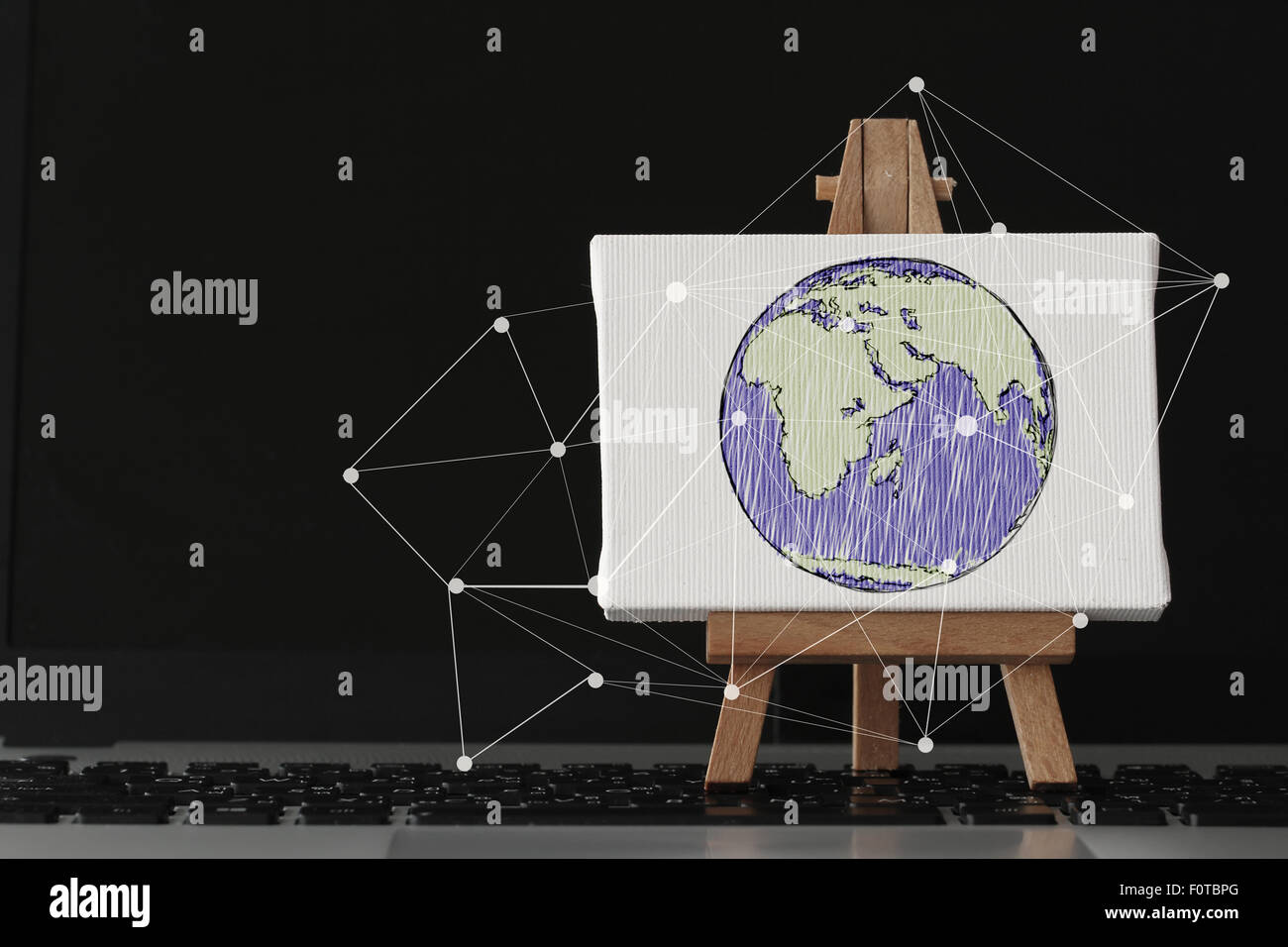 Tela vuota e il cavalletto in legno sul computer portatile come concetto Foto Stock