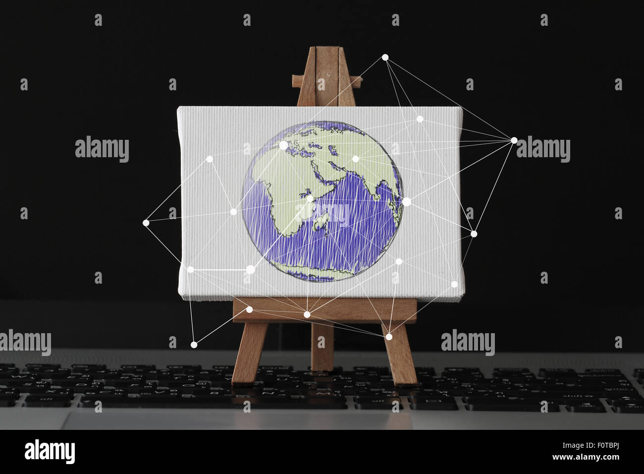 Tela vuota e il cavalletto in legno sul computer portatile come concetto Foto Stock