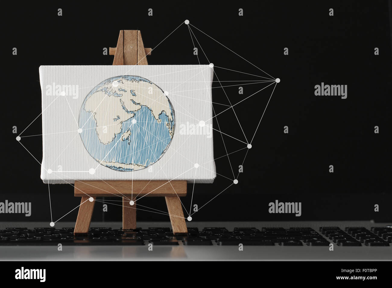 Tela vuota e il cavalletto in legno sul computer portatile come concetto Foto Stock