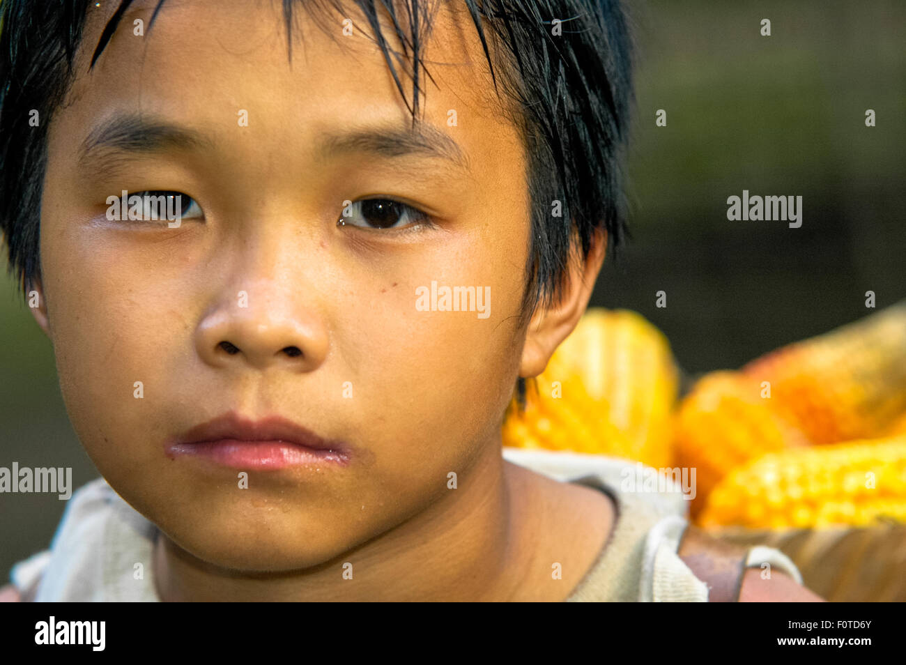 Ritratto di ragazzo hmong a fianco del fiume Mekong in Laos Foto Stock
