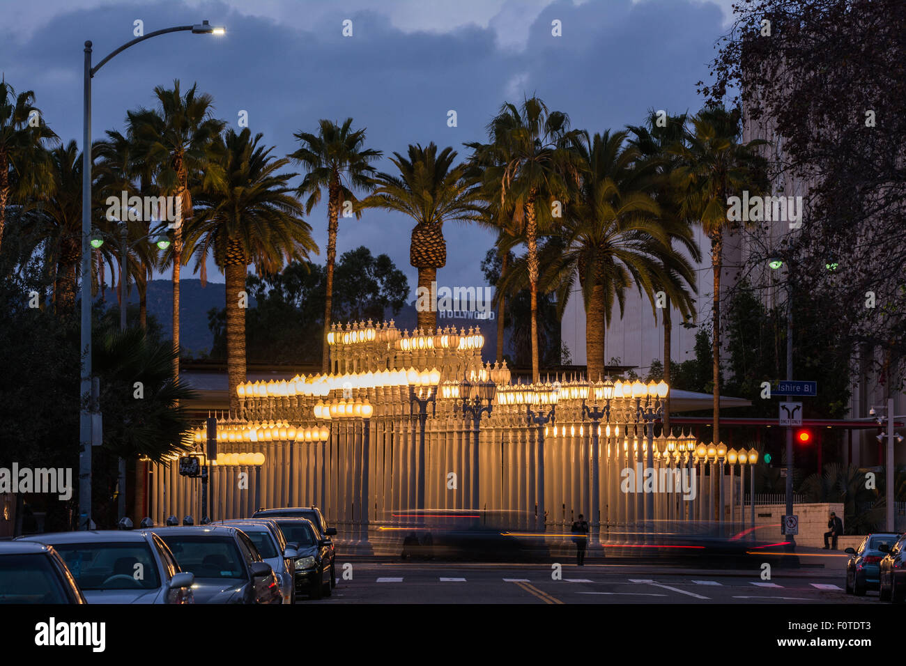 "Urban Light', arte moderna l'installazione al di fuori del Los Angeles County Museum of Art, Wilshire Blvd., Los Angelese, California, U Foto Stock