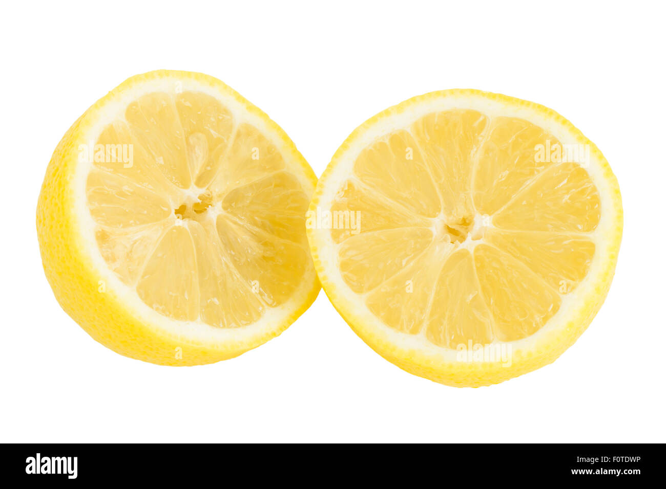 Close-up di un maturo il limone tagliato a metà isolato su sfondo bianco. Foto Stock