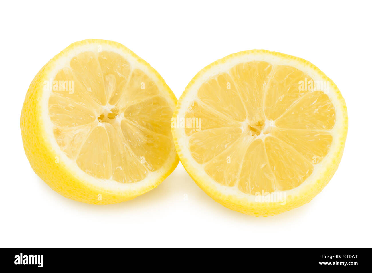 Close-up di un maturo il limone tagliato a metà isolato su sfondo bianco. Foto Stock
