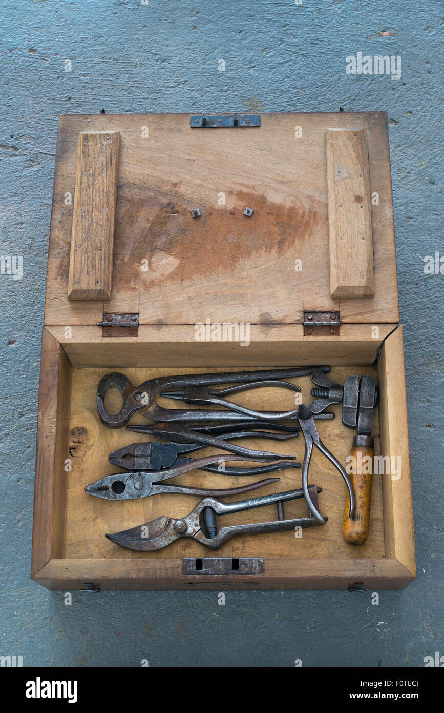Vecchia casella degli strumenti in legno su sfondo di calcestruzzo Foto Stock