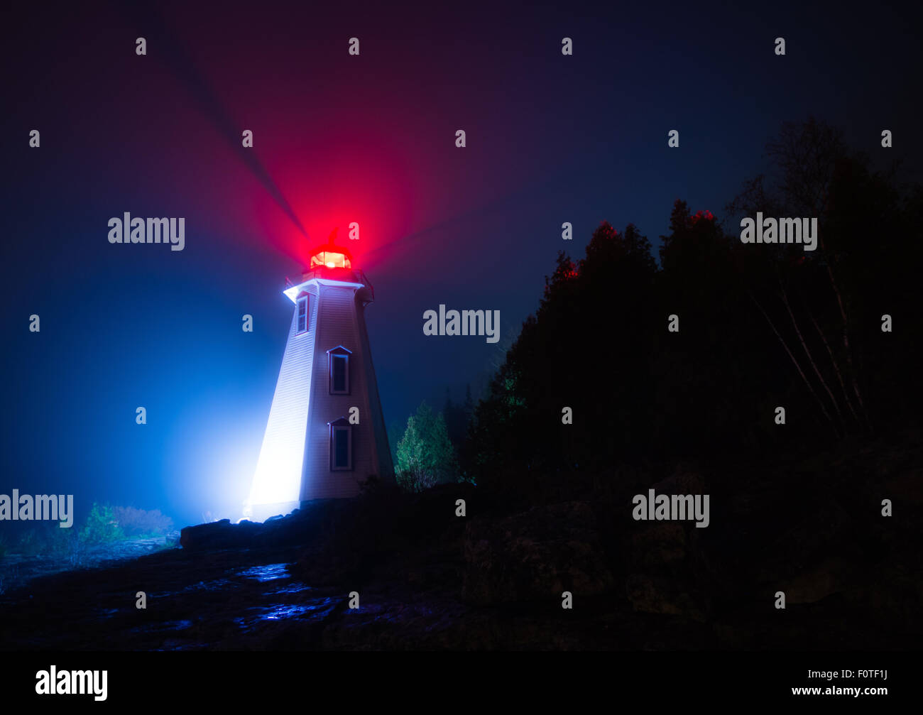 Grande vasca faro in Tobermory, Ontario in una notte di nebbia. Foto Stock