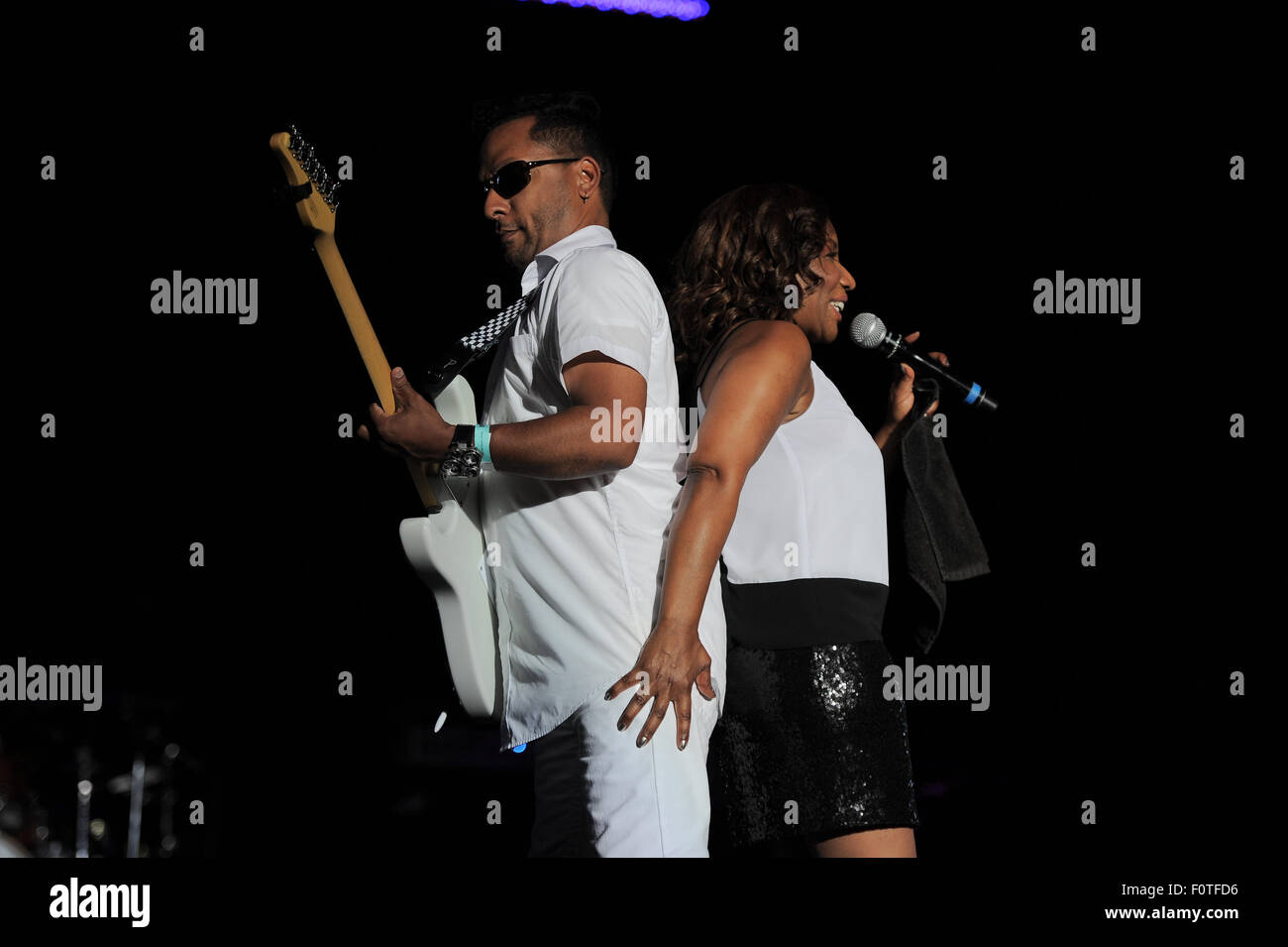 Philadelphia, Pennsylvania, USA. 20 agosto 2015. STEPHANIE MILLS, R&B, soul e vangelo cantante, compositore e Broadway star.e il suo chitarrista, piuttosto RICKY, effettuando in corrispondenza dell centro musicale "l'essenza del divertimento" 2015 concerto estivo di credito serie: Ricky Fitchett/ZUMA filo/Alamy Live News Foto Stock