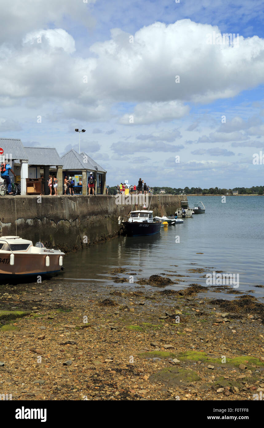 Vista del molo e la porta da Avenue Charles de Gaulle, Ile d'Arz, Morbihan, in Bretagna, Francia Foto Stock