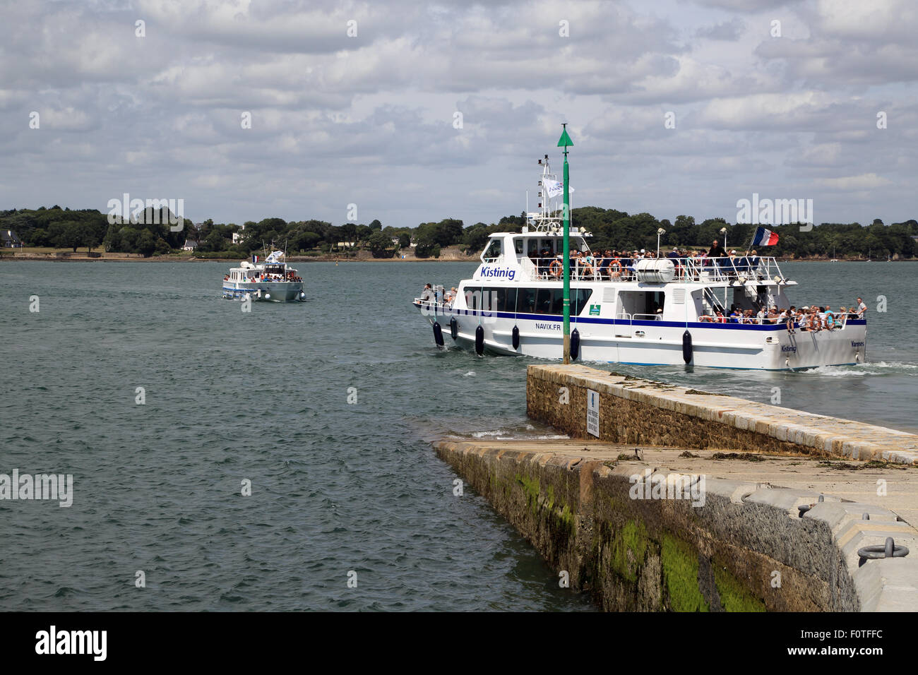 Jetty e traghetto al porto, Ile d'Arz, Morbihan, in Bretagna, Francia Foto Stock