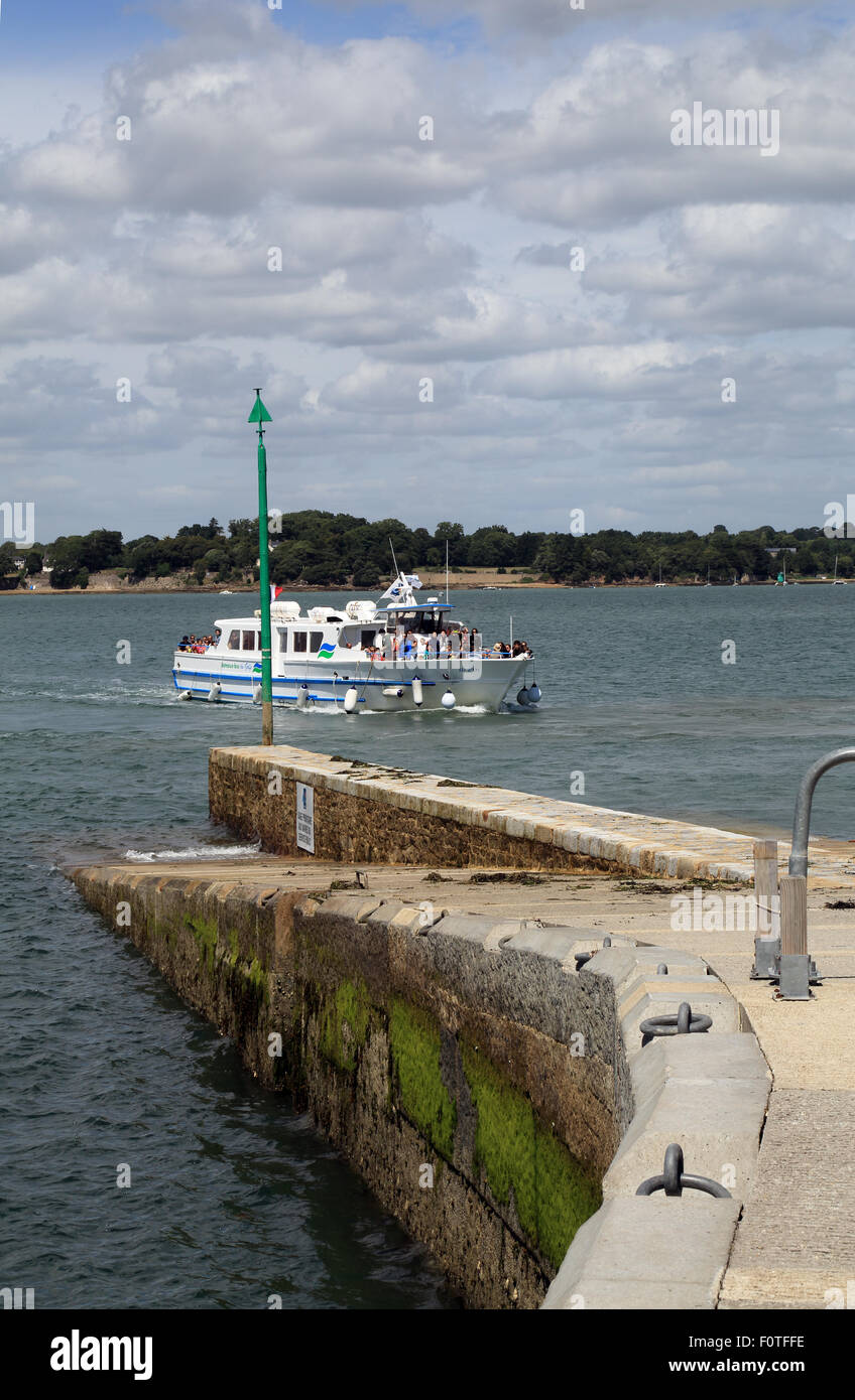Jetty e traghetto al porto, Ile d'Arz, Morbihan, in Bretagna, Francia Foto Stock