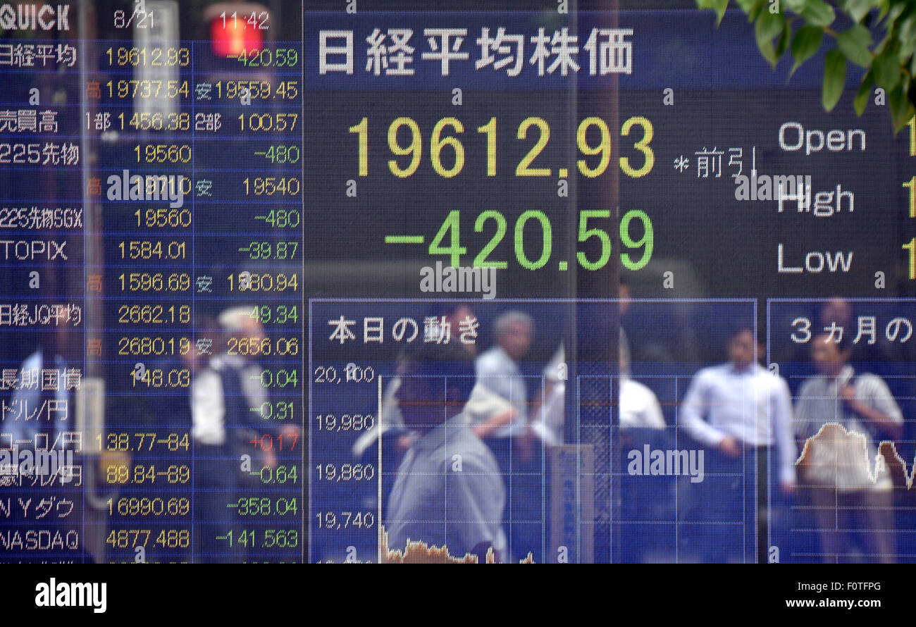 Tokyo, Giappone. 21 Ago, 2015. Tokyo Stock immergere sul Tokyo Stock Exchange market come accresciuta preoccupazioni circa Chinas economic outlook soffocata umore degli investitori su Venerdì, 21 agosto 2015. Il 225-problema Nikkei Stock media è scesa 420.59 punti da giovedì a fine mattinata trading a 19, 612.93. Credito: Natsuki Sakai/AFLO/Alamy Live News Foto Stock