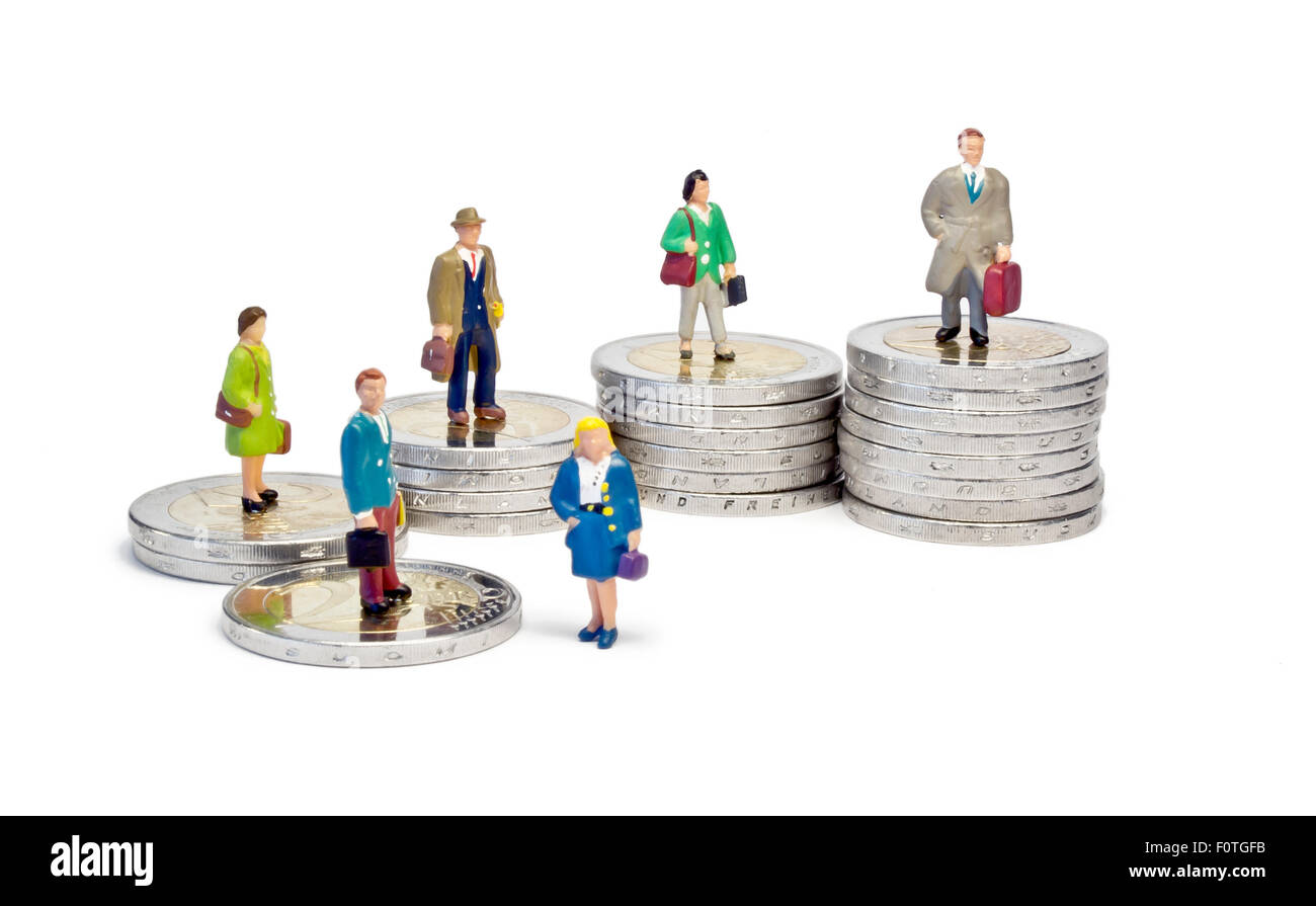 Coda in miniatura due euro scale, macro shot di maschio e femmina figurine queueing su scale fatte di 2 monete metalliche in euro Foto Stock