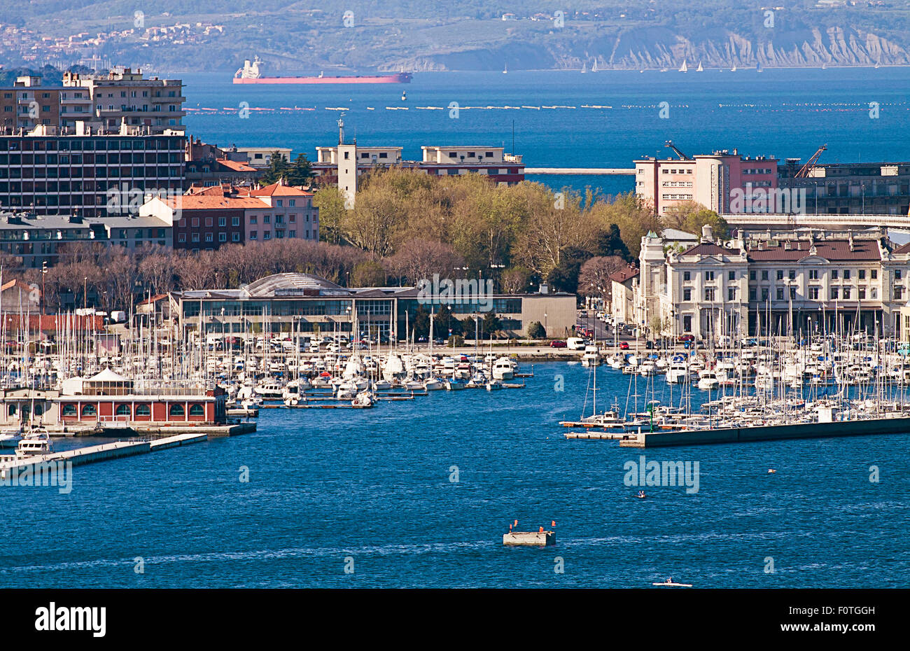 Trieste, Italia - vista panoramica del porto di yacht con dock, yacht club, barche a vela e a motore Foto Stock
