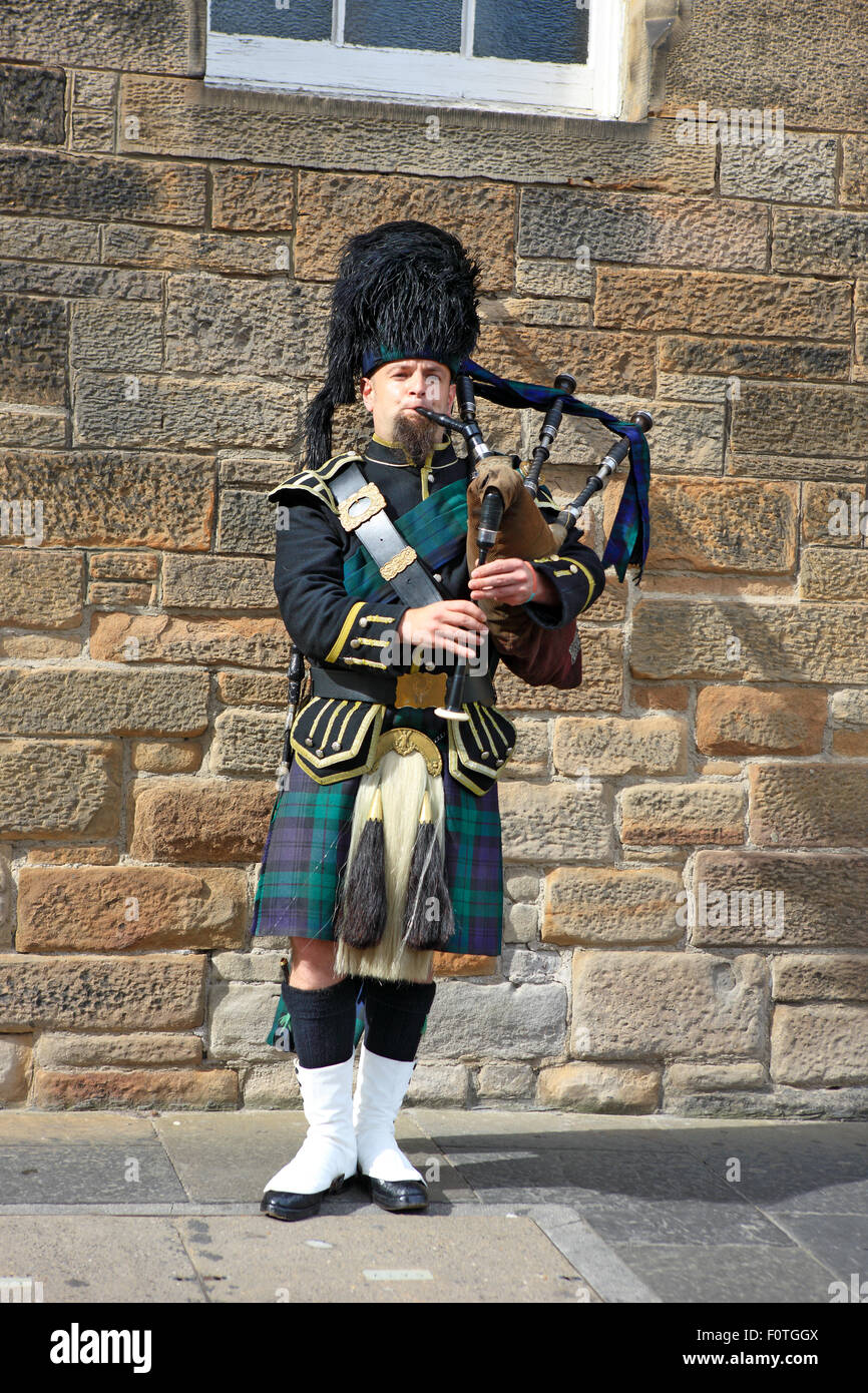 Scottish piper giocando la cornamusa sulla strada di Edimburgo durante il Fringe Festival Foto Stock