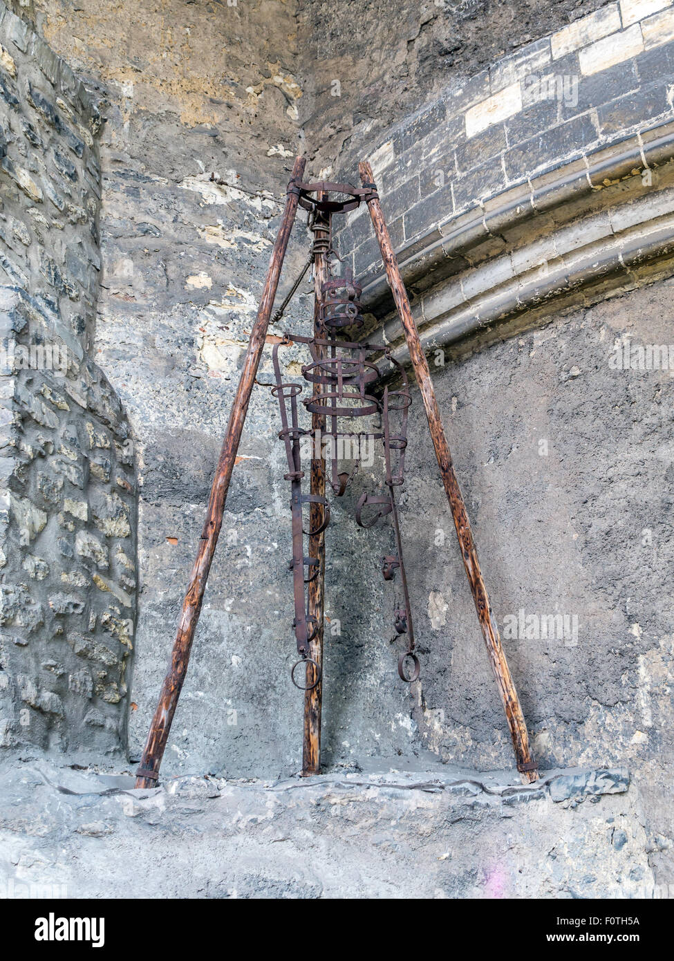 Il vecchio dispositivo di tortura nella torre bianca del castello di Praga Foto Stock