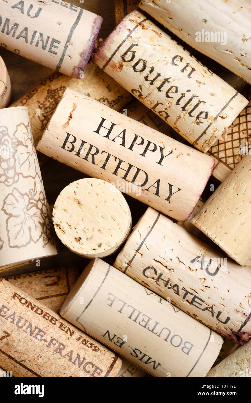 Biglietto di auguri di vino i tappi di sughero con testo Buon compleanno  Foto stock - Alamy