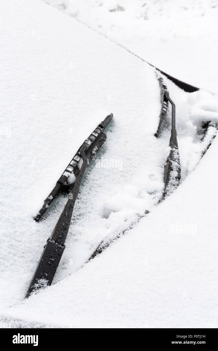 Auto parabrezza e tergicristalli coperte di neve Foto Stock