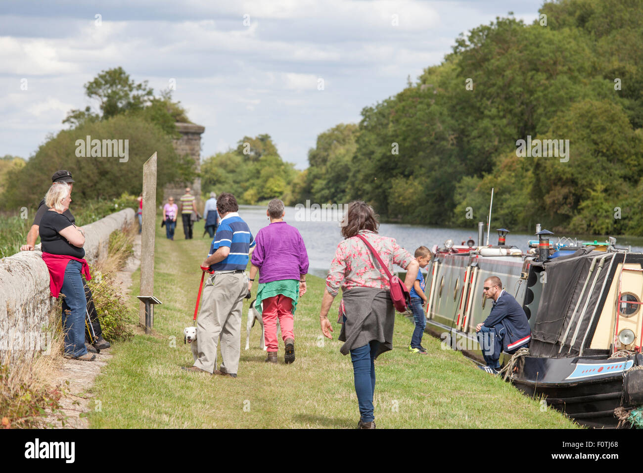 Persone rilassante sulla Gloucester e Nitidezza Canal vicino a nitidezza, Gloucestershire, England, Regno Unito Foto Stock
