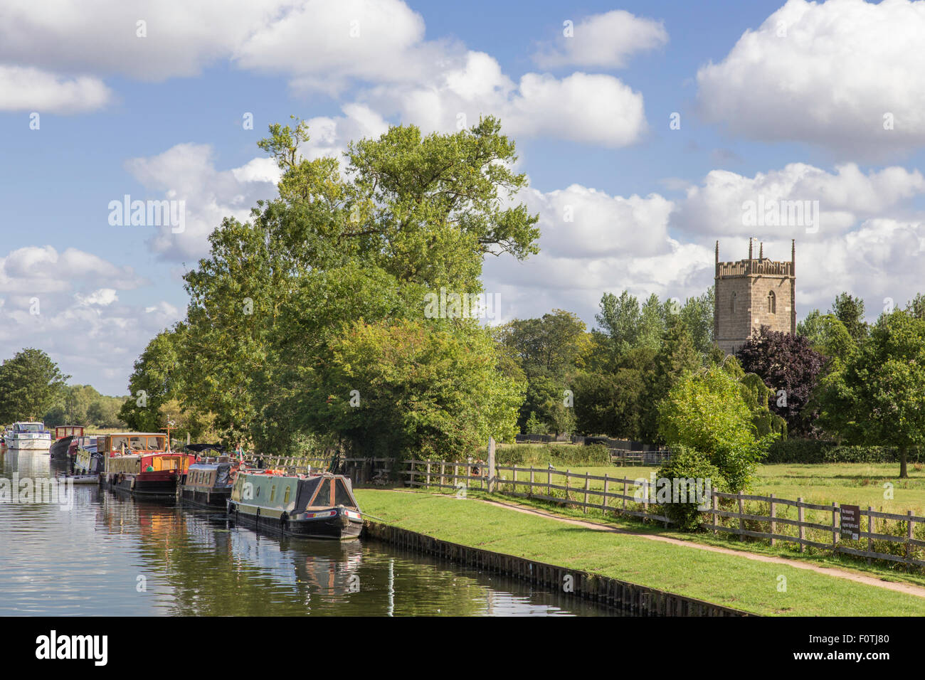 Luce della Sera su Santa Maria Vergine Chiesa e la nitidezza Canal, Frampton on severn, Gloucestershire, England, Regno Unito Foto Stock