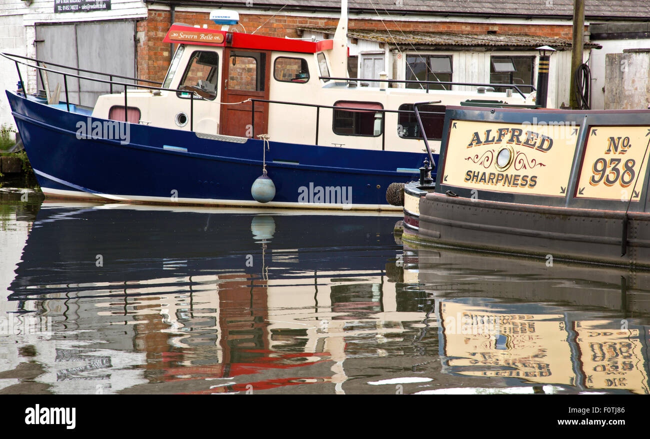 Riflessioni sulla Gloucester e Nitidezza Canal a Saul Junction, Gloucestershire, England, Regno Unito Foto Stock