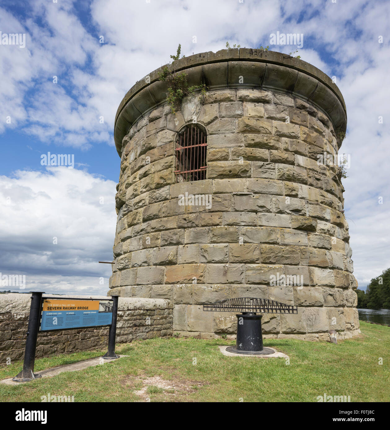 Questa torre è tutto ciò che rimane della Severn ponte ferroviario dove attraversava la nitidezza Canal, Gloucestershire, England, Regno Unito Foto Stock