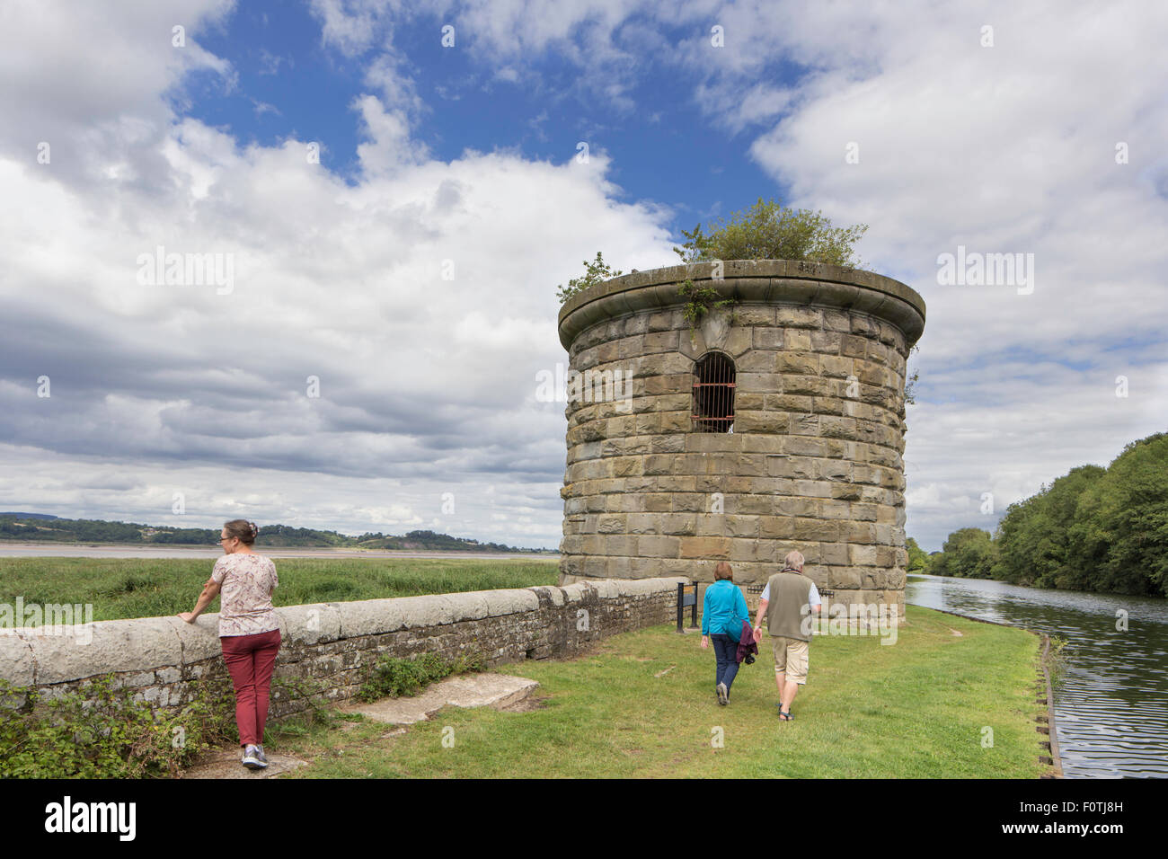Questa torre è tutto ciò che rimane della Severn ponte ferroviario dove attraversava la nitidezza Canal, Gloucestershire, England, Regno Unito Foto Stock