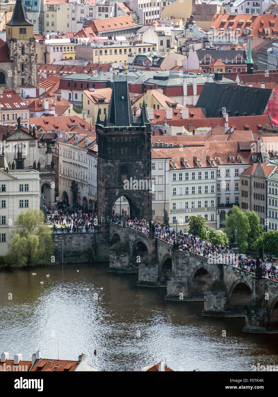 Charles Bridge pieno di turisti, Praga, Repubblica Ceca Foto Stock