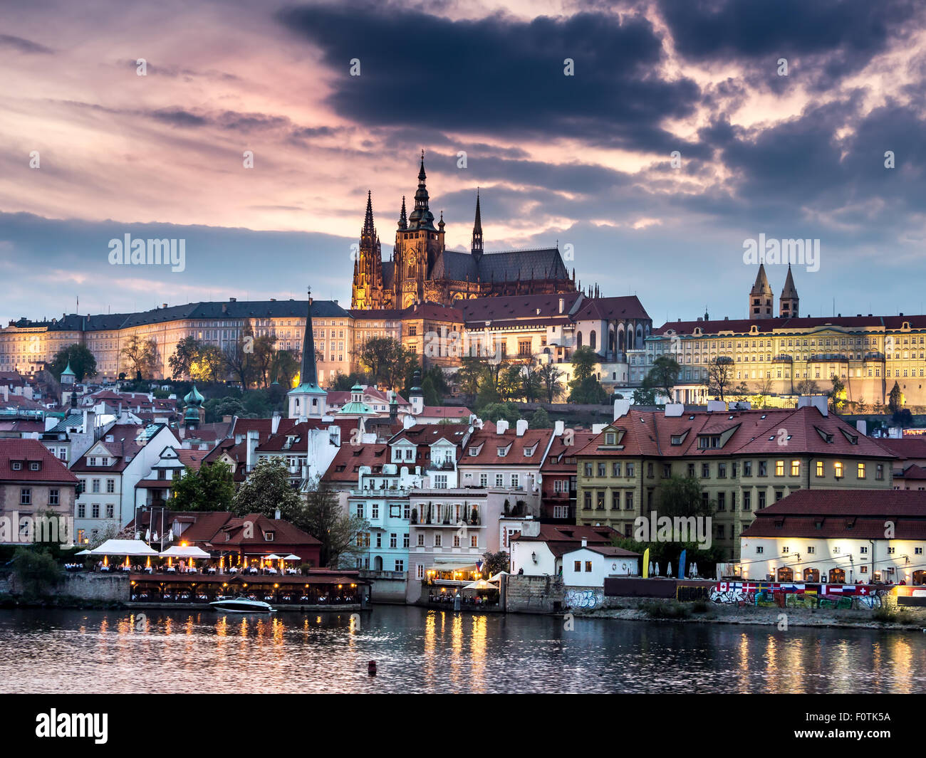 Il Castello di Praga al crepuscolo, Praga, Repubblica Ceca Foto Stock