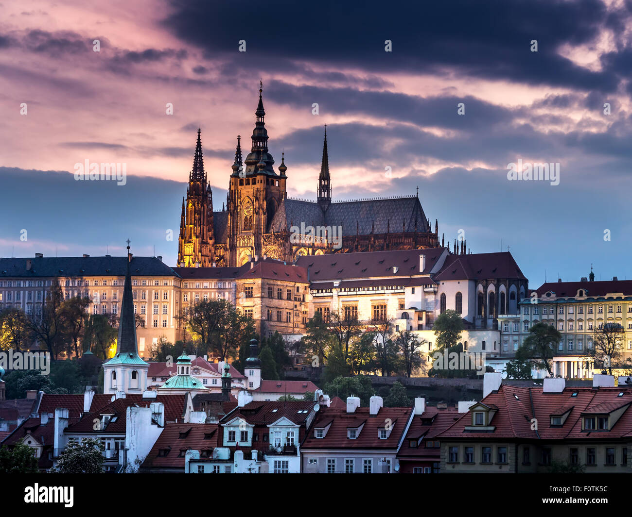 Il Castello di Praga al crepuscolo, Praga, Repubblica Ceca Foto Stock