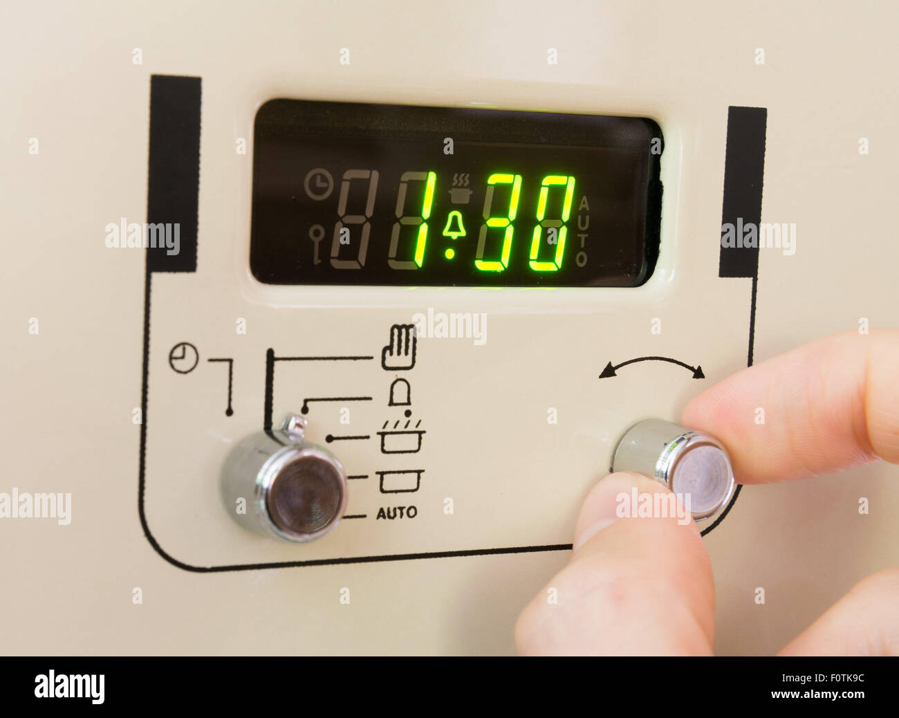 L'impostazione di un temporizzatore di fornello a 1 ora e trenta minuti Foto Stock