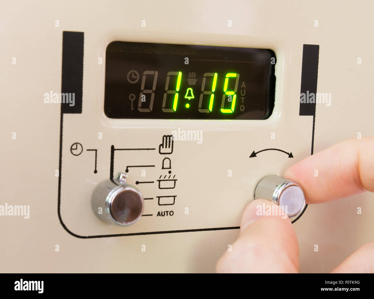 L'impostazione di un temporizzatore di fornello a 1 ora e 15 minuti Foto Stock