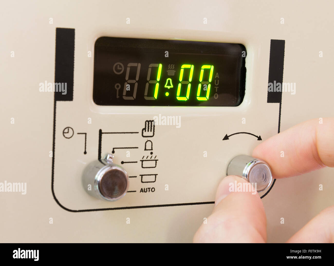 L'impostazione di un temporizzatore di fornello a 1 ora Foto Stock