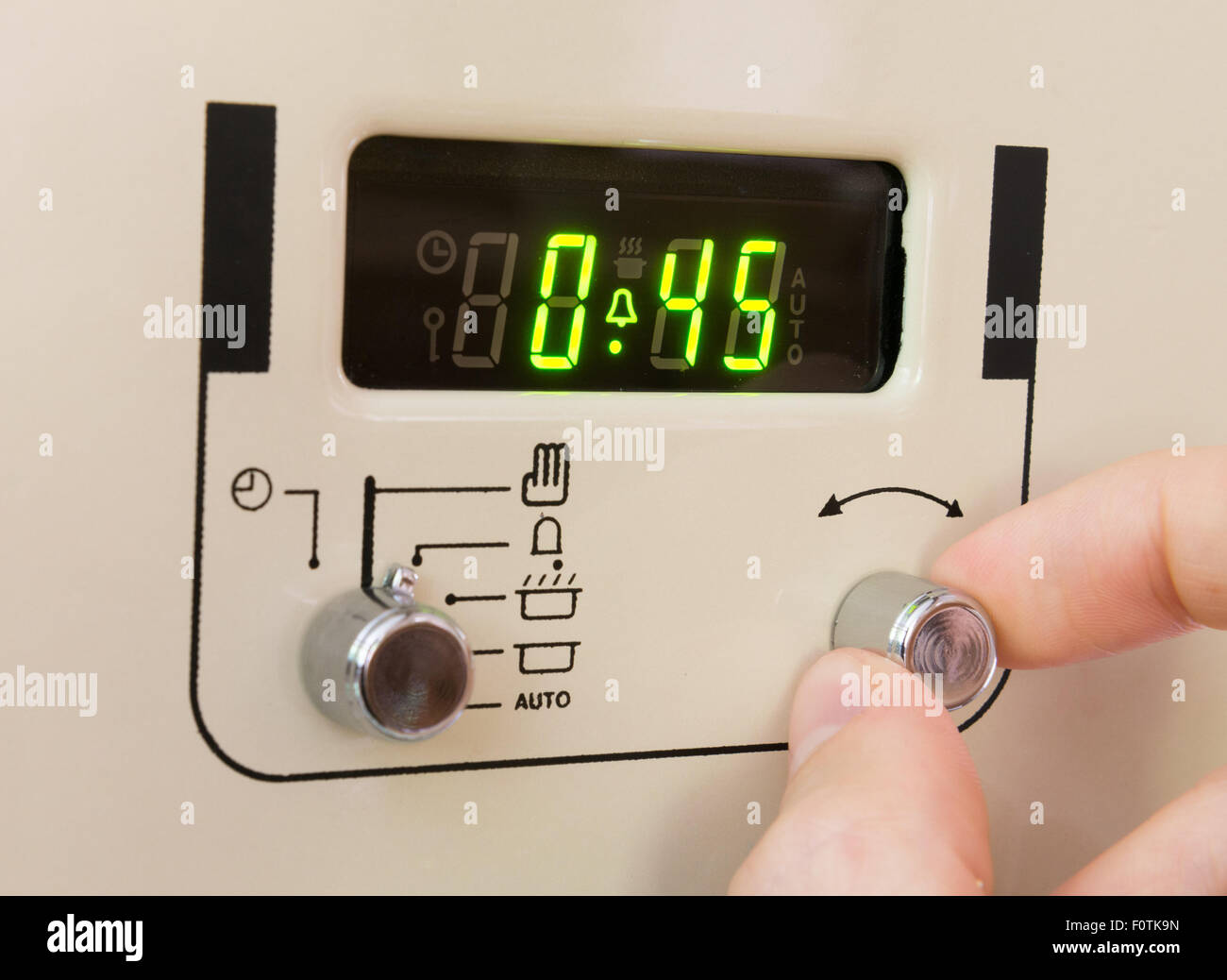 L'impostazione di un temporizzatore di fornello a 45 minuti Foto Stock