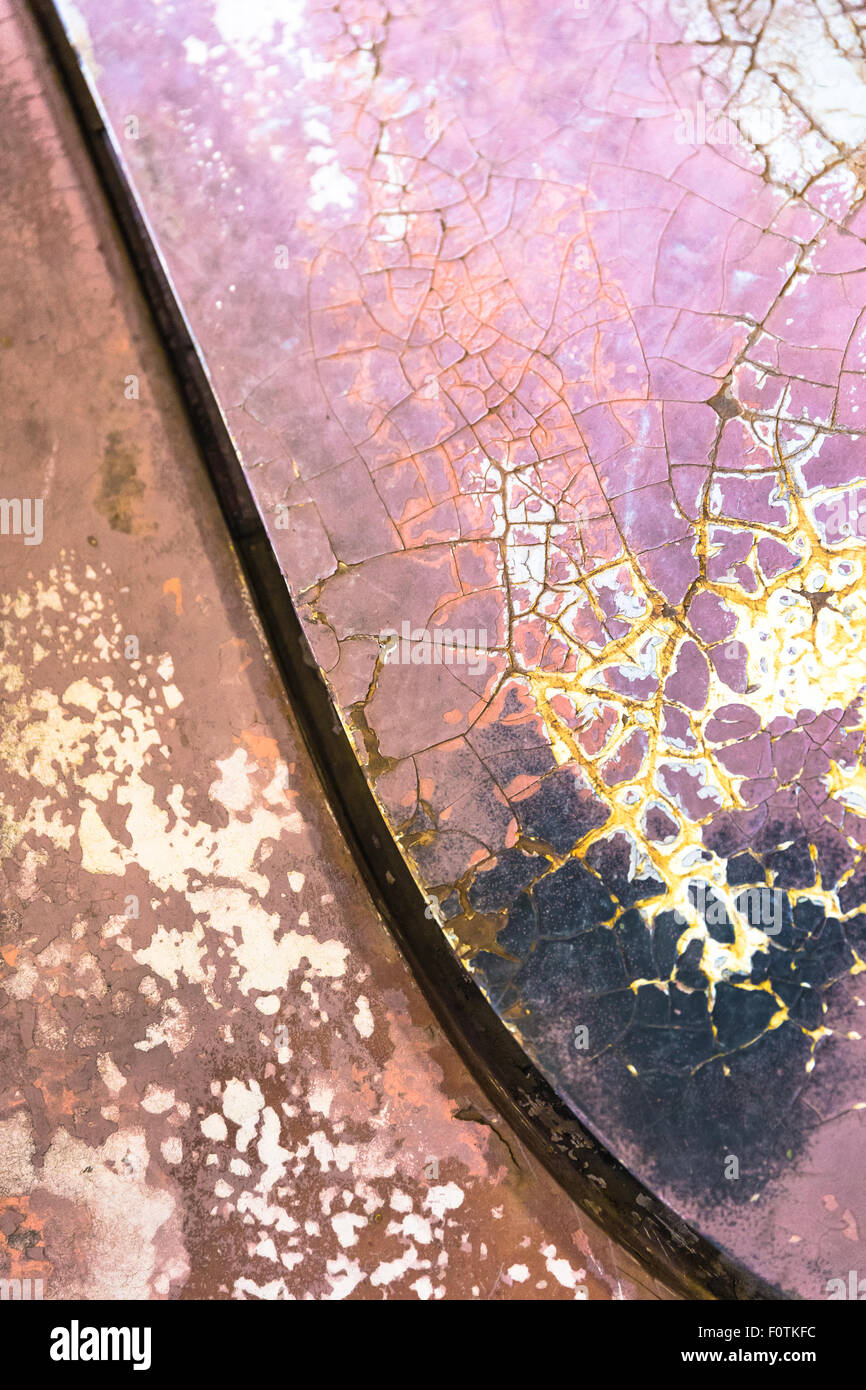 Il cofano di un vecchio arrugginito auto per essere ripristinato Foto Stock