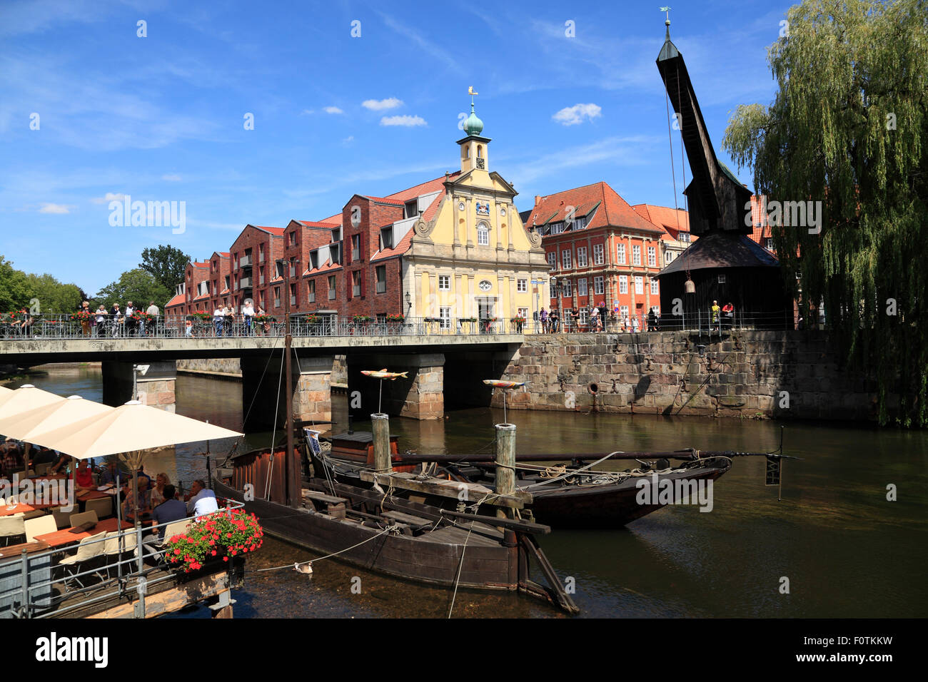 Il vecchio quartiere del porto con la vecchia gru e vecchio Kaufhaus, Lueneburg, LüneburgLower Sassonia, Germania, Europa Foto Stock
