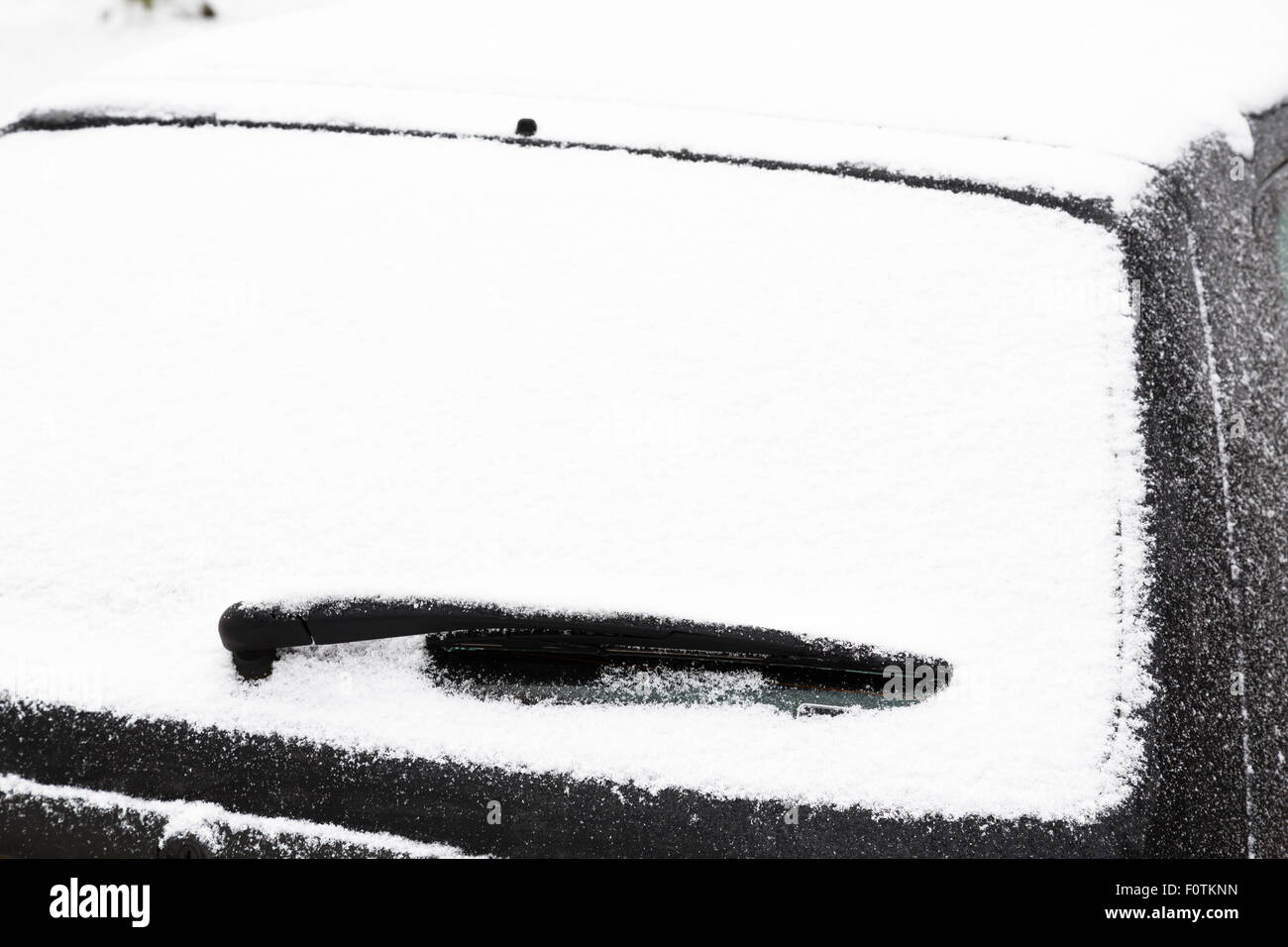 Parabrezza posteriore di una macchina coperta di neve Foto Stock