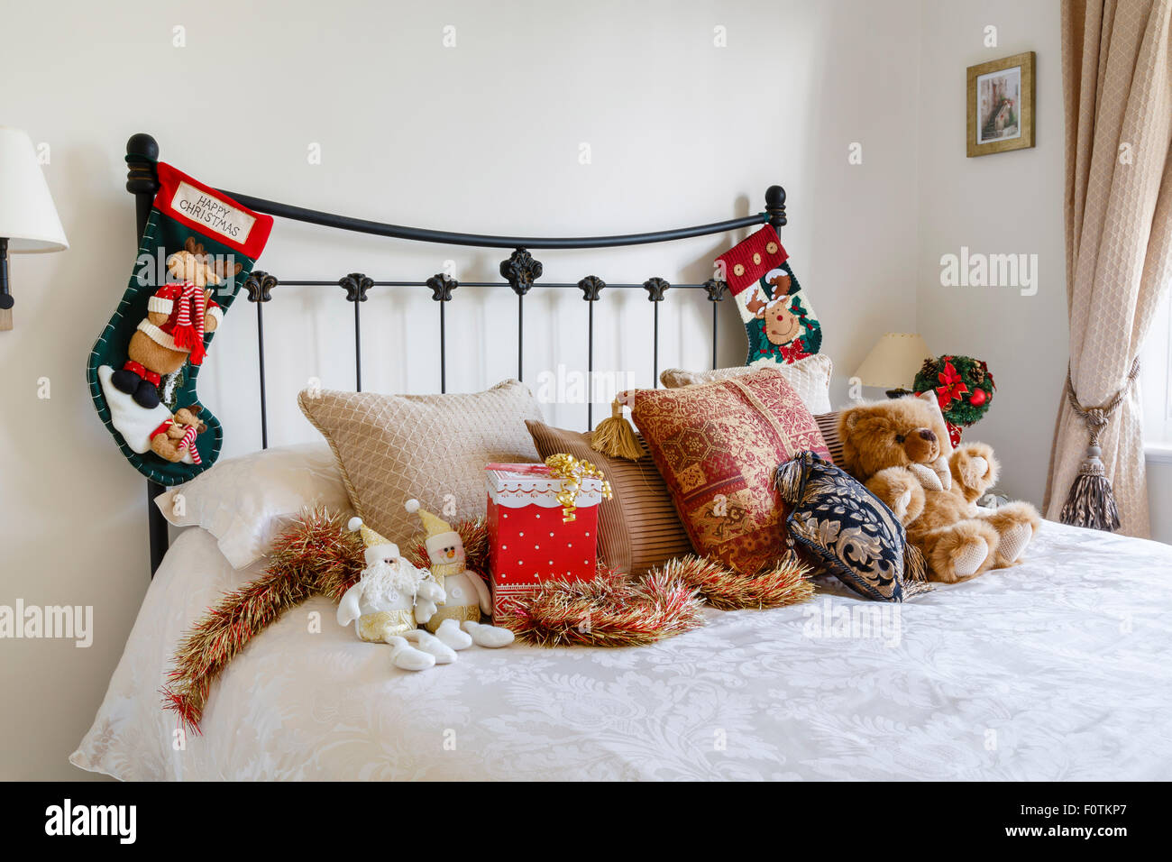 Accogliente camera da letto di Natale interno con calze di Natale su bedpost Foto Stock