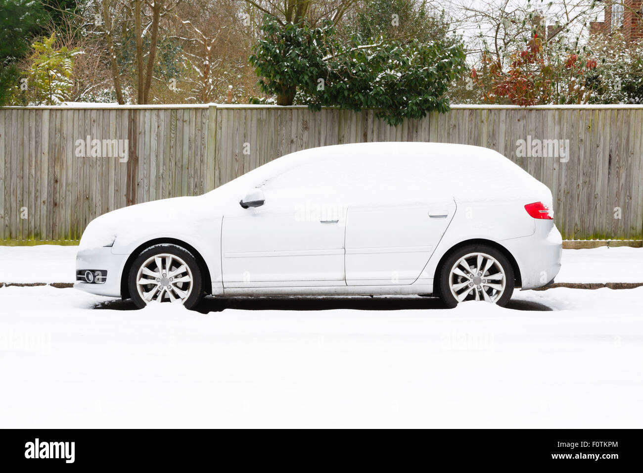 Parcheggiata l'auto europea ricoperta di neve in Inghilterra Foto Stock
